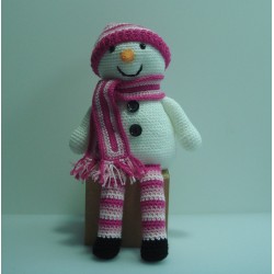 Muñeco nieve amigurumi sentado